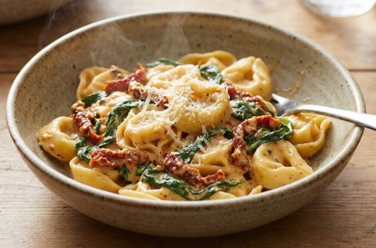Tortellini Cremoso de Tomate Seco e Espinafre